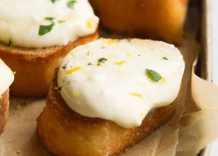 Tangy Chutney & Ricotta Crostini